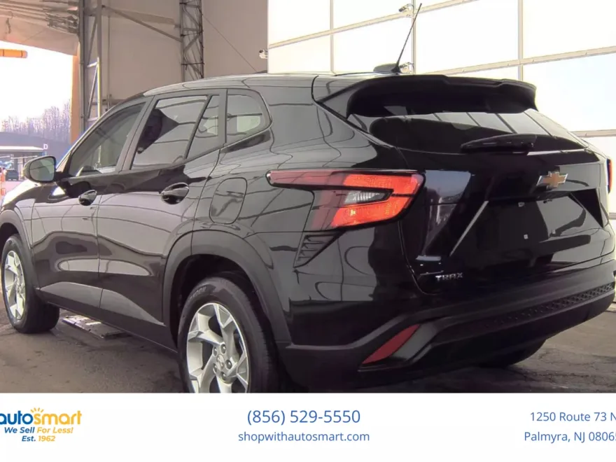 2024 Chevrolet Trax LS photo 1