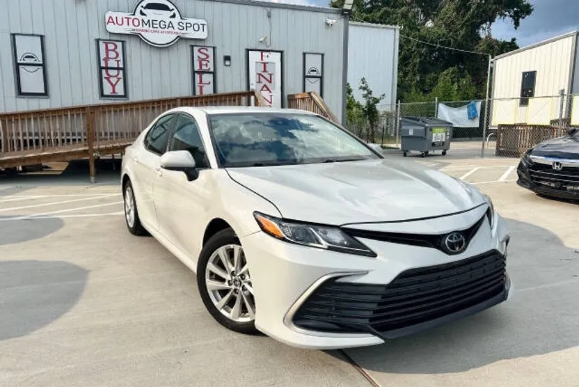 2023 Toyota Camry LE photo 1
