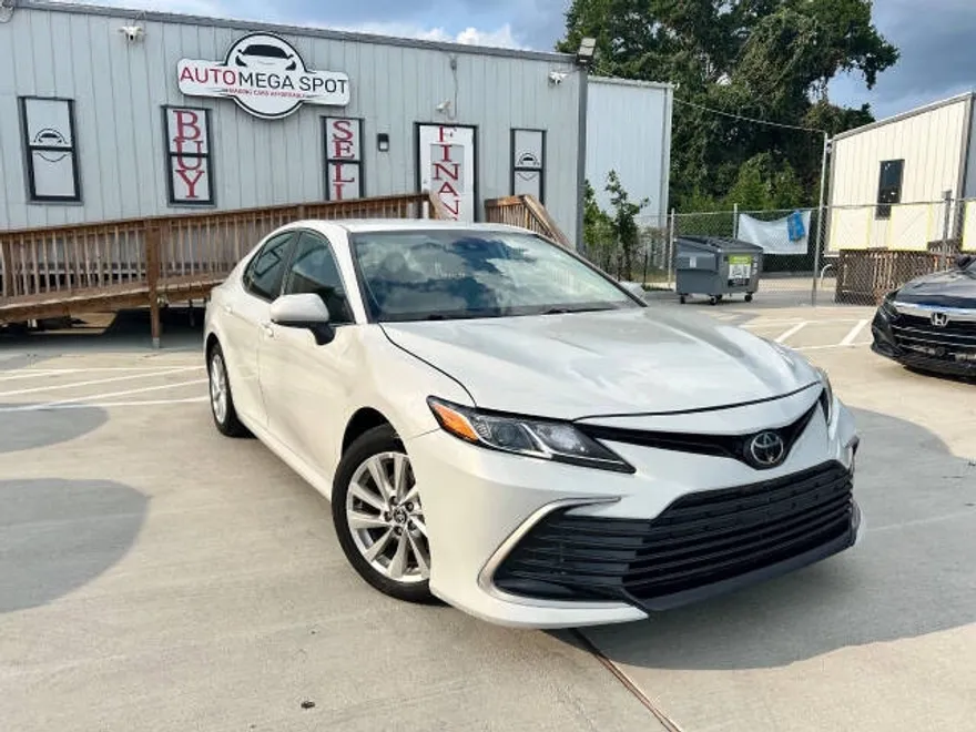 2023 Toyota Camry LE photo 1