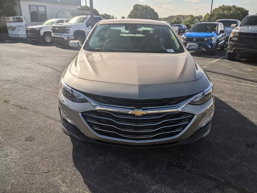 2024 Chevrolet Malibu 1LT photo 1