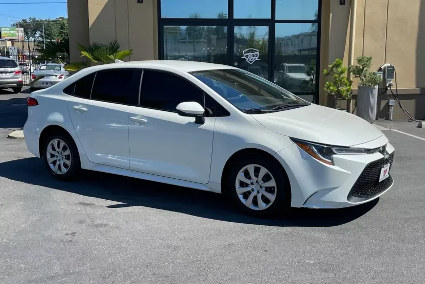 2020 Toyota Corolla LE photo 1