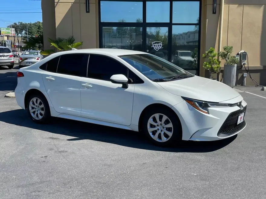 2020 Toyota Corolla LE photo 1