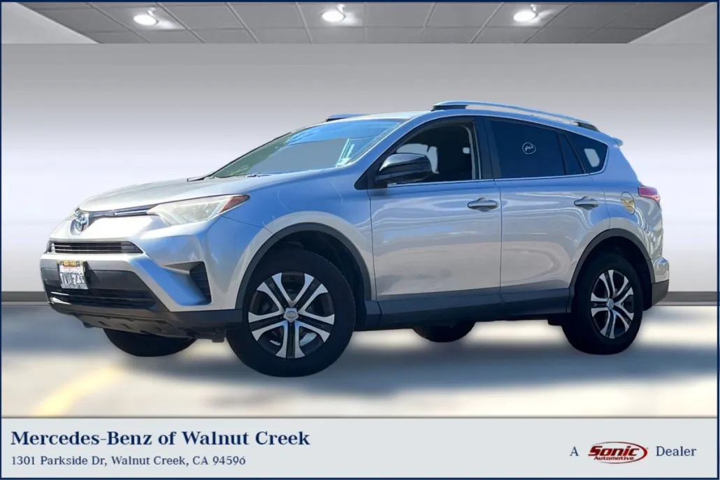 2016 Toyota RAV4 LE photo 1