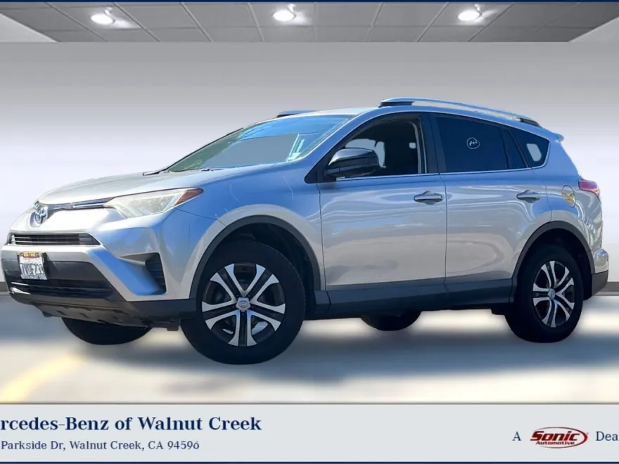 2016 Toyota RAV4 LE photo 1