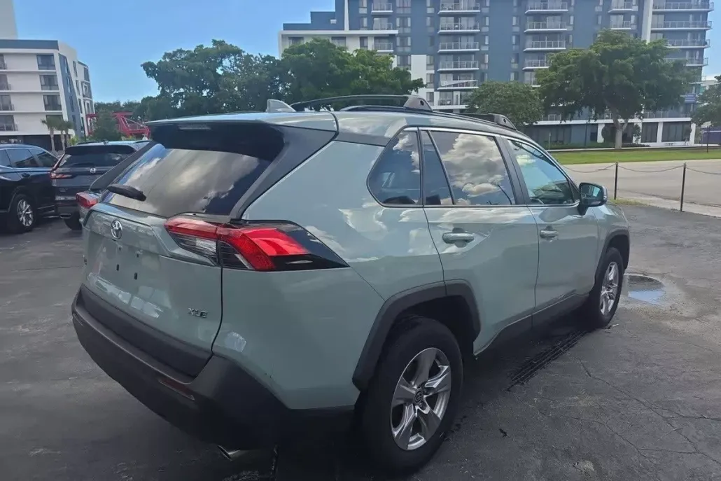 2022 Toyota RAV4 XLE photo 1