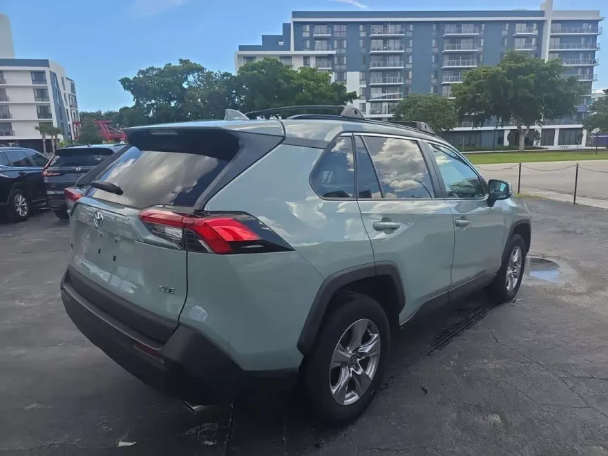 2022 Toyota RAV4 XLE photo 1