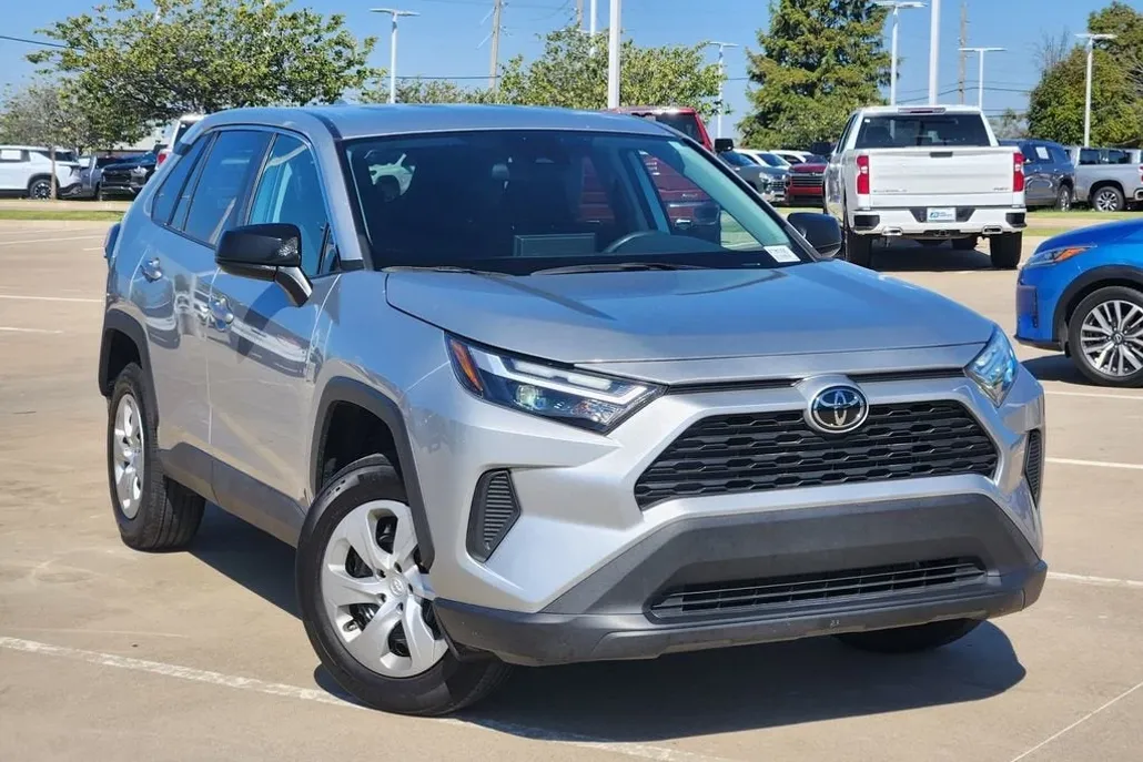 2024 Toyota RAV4 LE photo 1