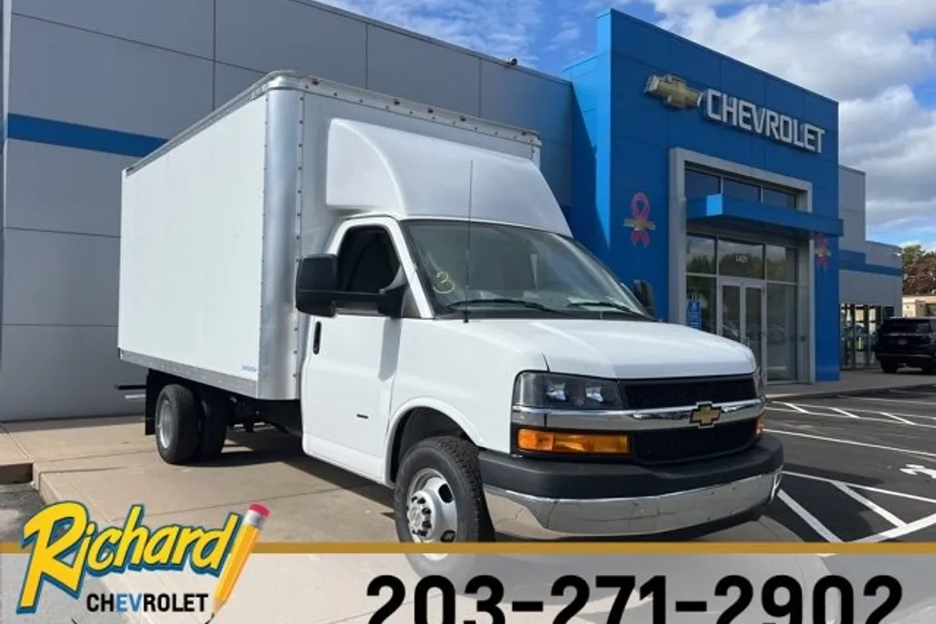2024 Chevrolet Express Cutaway 3500 photo 1
