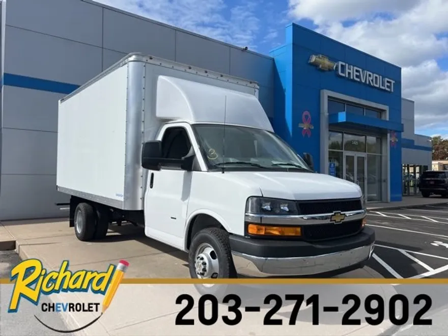 2024 Chevrolet Express Cutaway 3500 photo 1