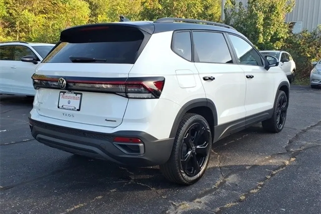 2025 Volkswagen Taos SE photo 1