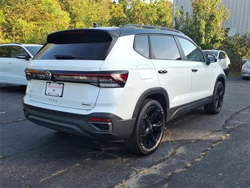 2025 Volkswagen Taos SE photo 1