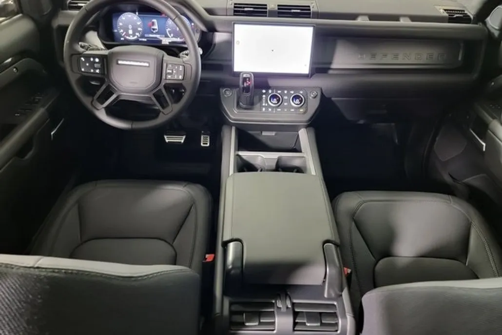 2025 Land Rover Defender 130 V8 photo 1