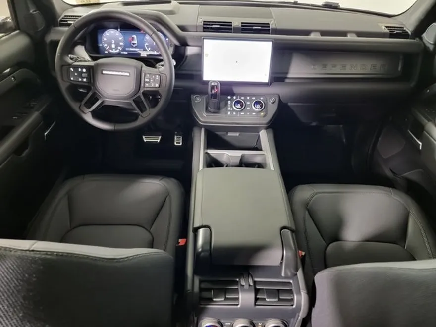 2025 Land Rover Defender 130 V8 photo 1