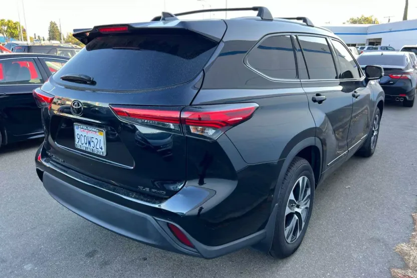 2022 Toyota Highlander XLE photo 1
