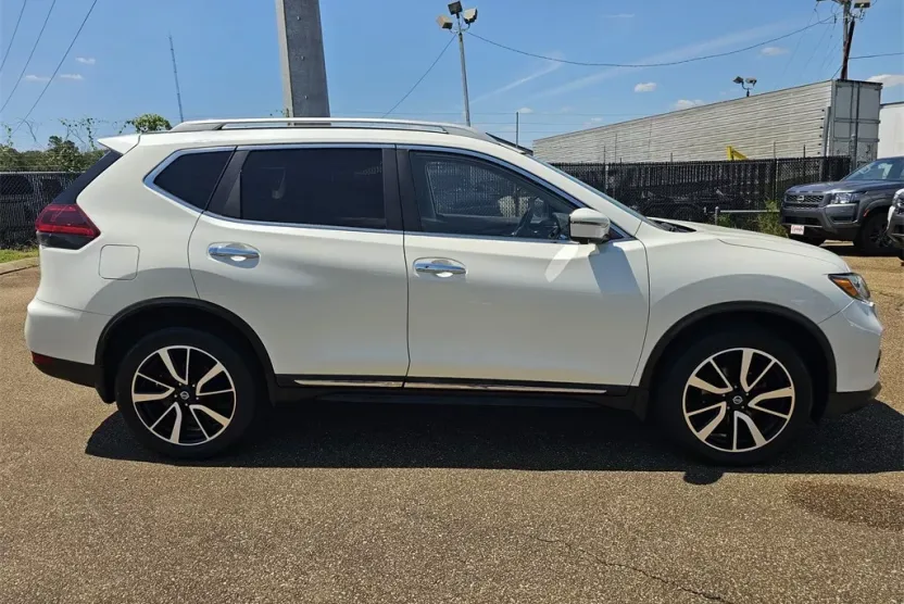 2020 Nissan Rogue SL photo 1