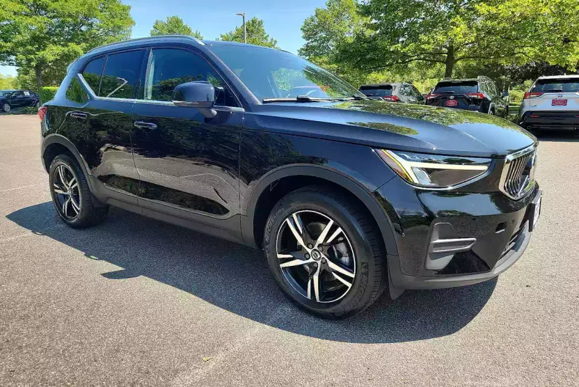 2025 Volvo XC40 Core photo 1