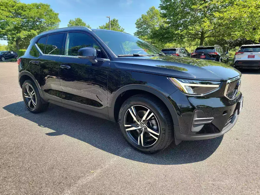 2025 Volvo XC40 Core photo 1