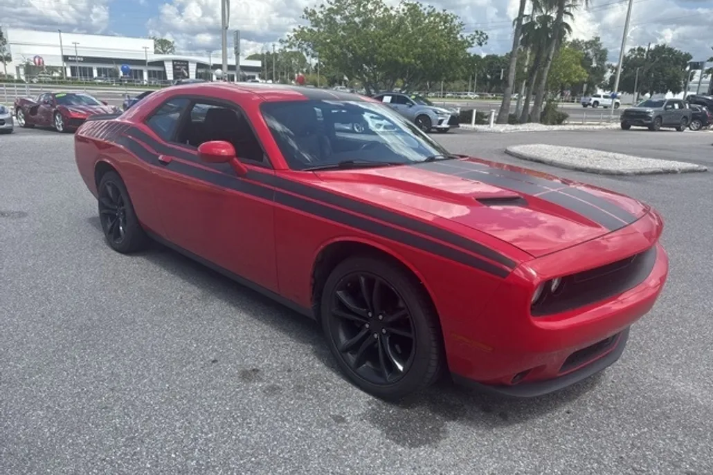 2016 Dodge Challenger SXT photo 1