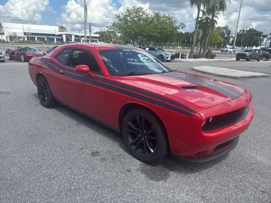 2016 Dodge Challenger SXT photo 1