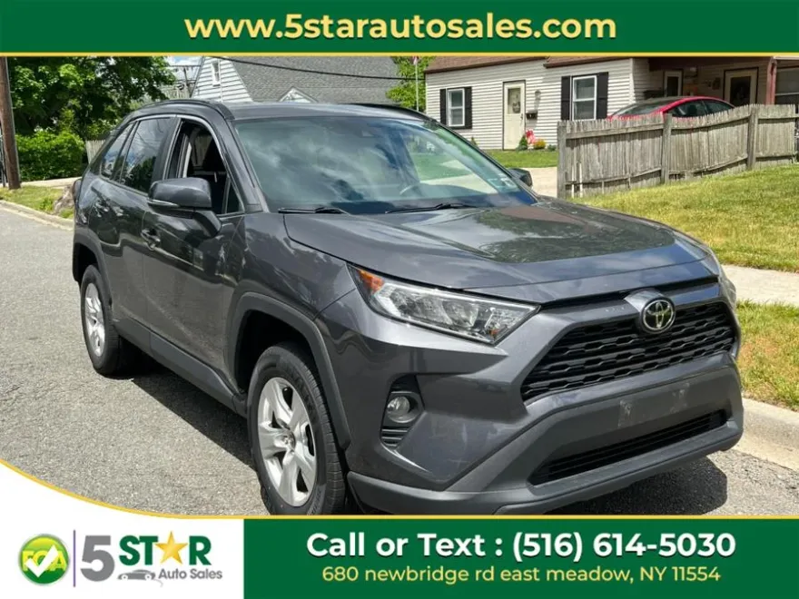 2021 Toyota RAV4 XLE photo 1