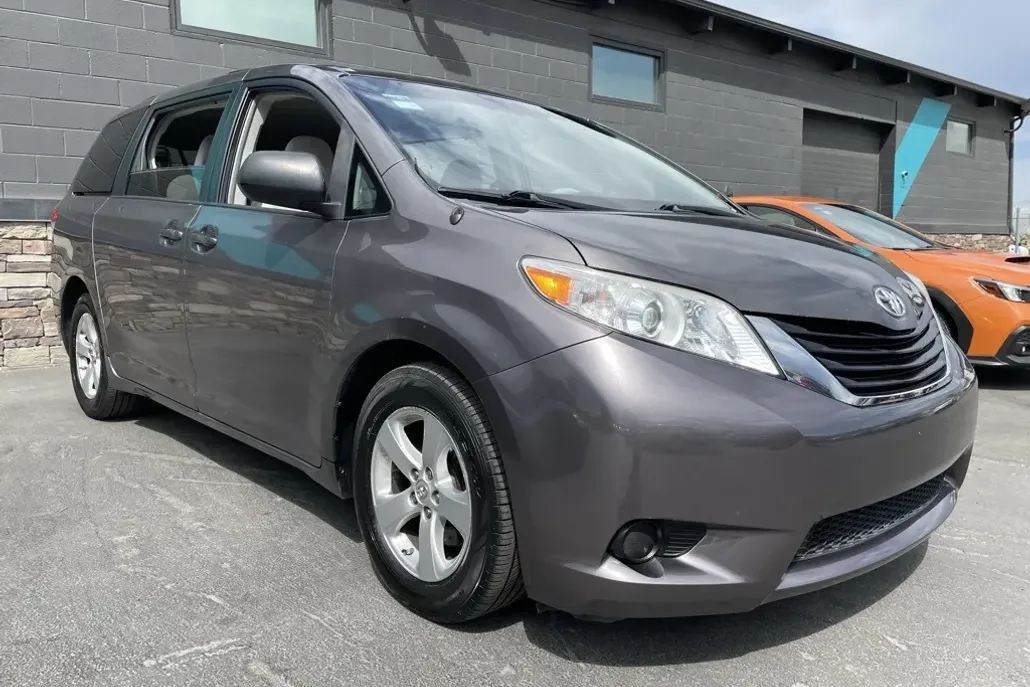 2013 Toyota Sienna LE photo 1