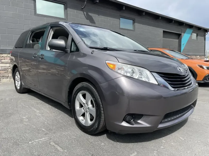 2013 Toyota Sienna LE photo 1