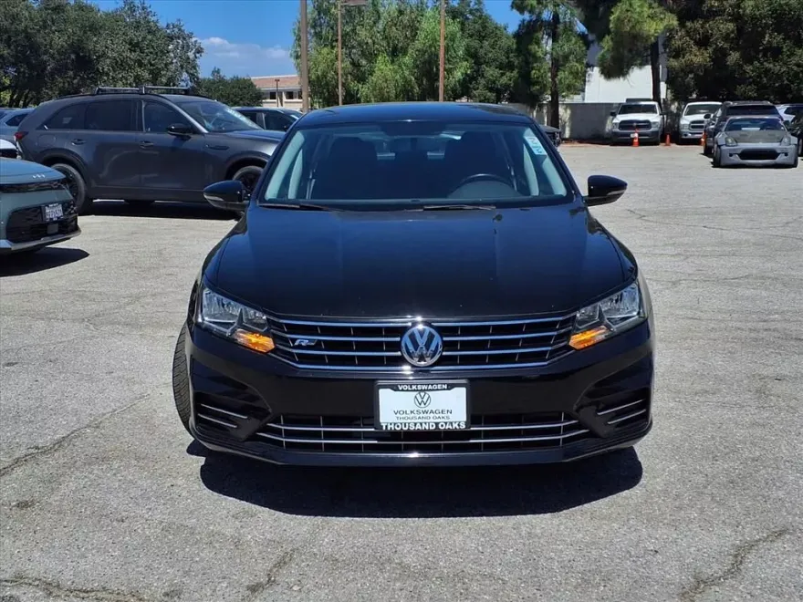 2016 Volkswagen Passat R-Line photo 1