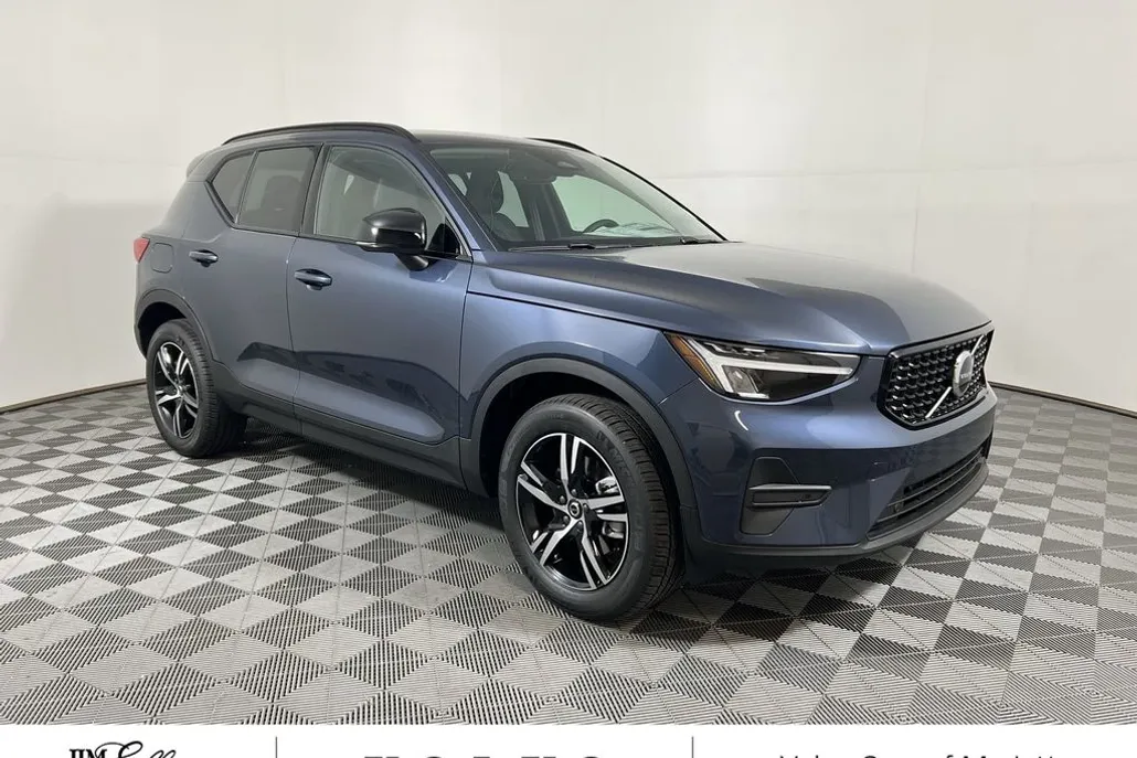 2026 Volvo XC40 Core photo 1