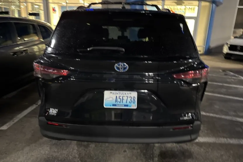 2021 Toyota Sienna LE photo 1