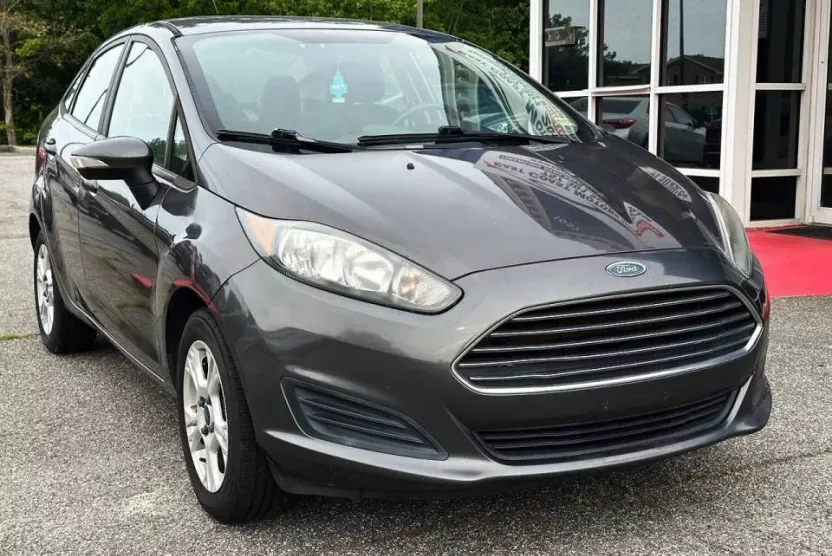 2015 Ford Fiesta SE photo 1