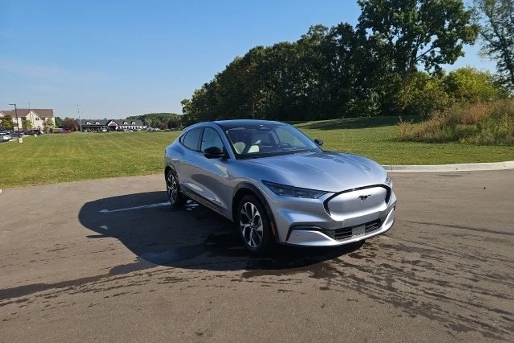 2022 Ford Mustang Mach-E Premium photo 1