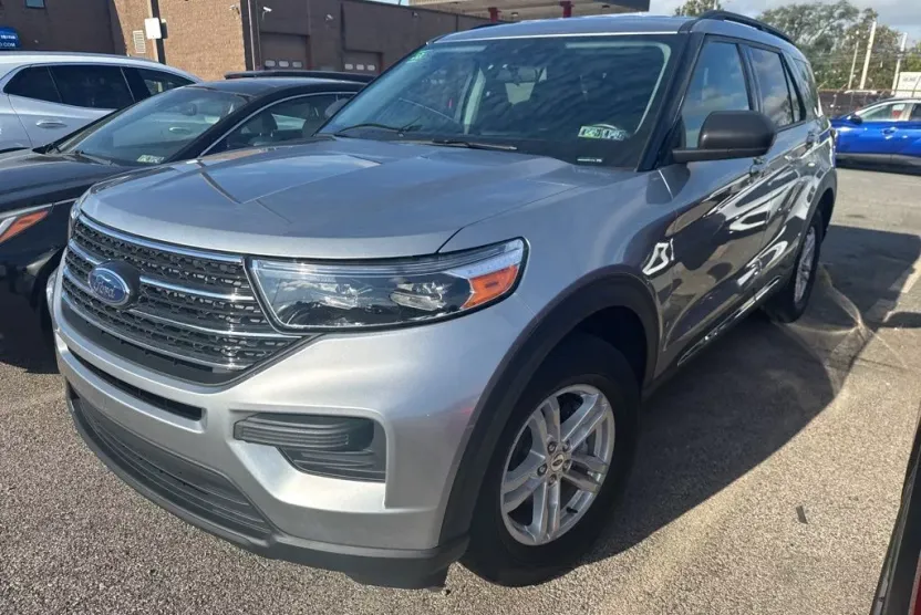 2023 Ford Explorer XLT photo 1