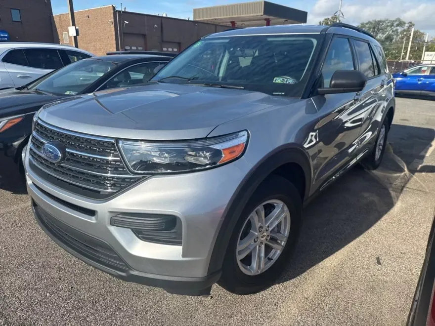 2023 Ford Explorer XLT photo 1
