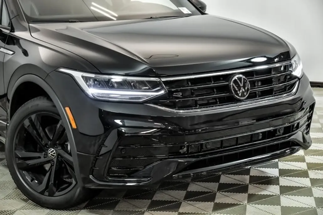 2023 Volkswagen Tiguan SE R-Line Black photo 1