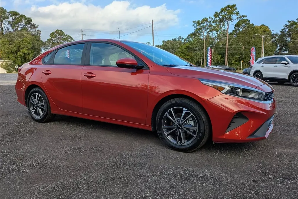 2023 Kia Forte LXS photo 1