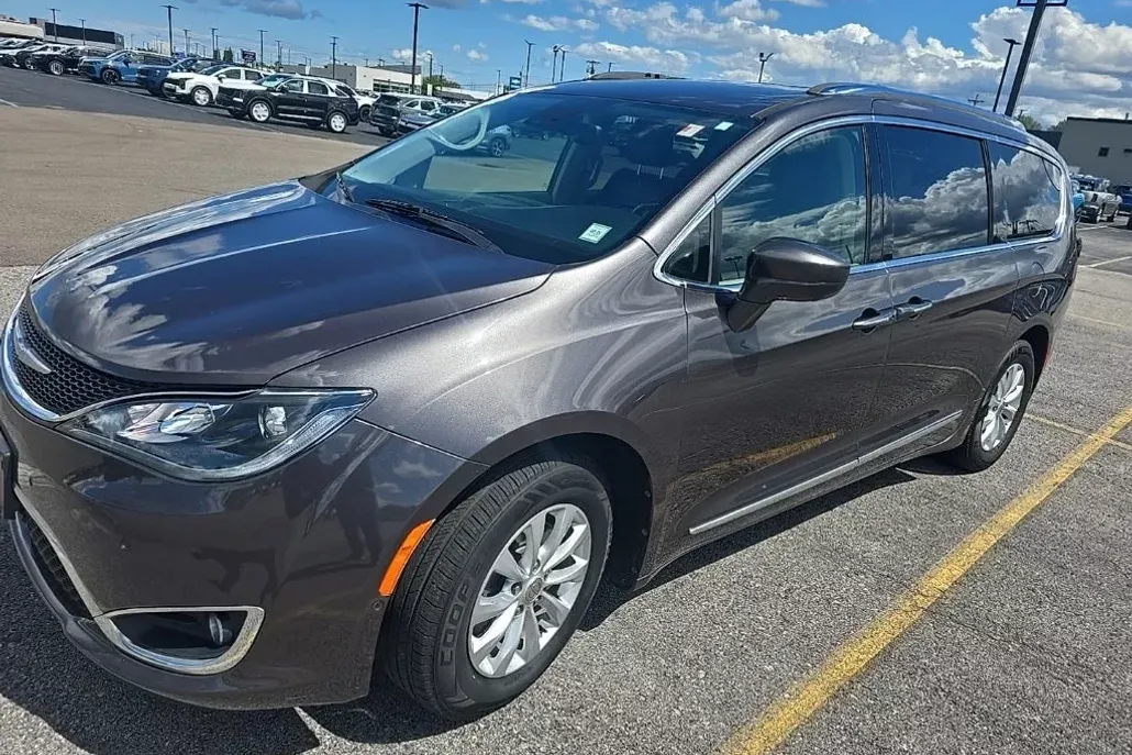 2018 Chrysler Pacifica Touring L photo 1