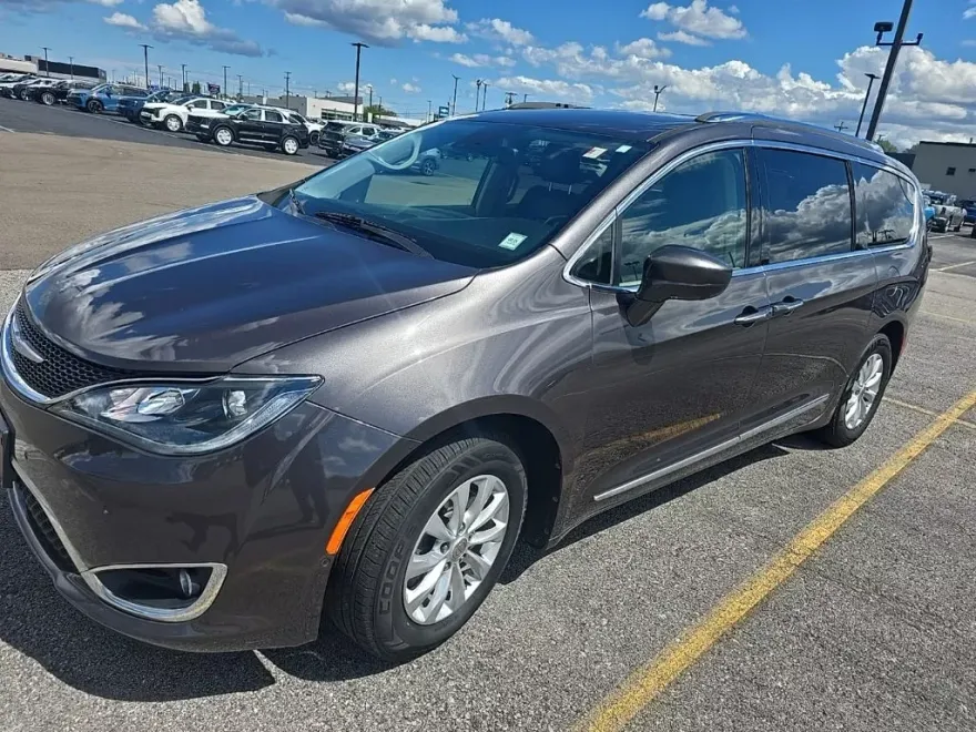 2018 Chrysler Pacifica Touring L photo 1