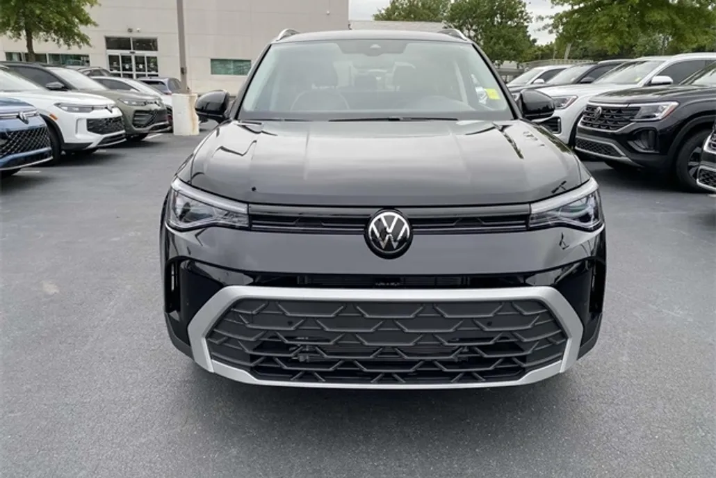 2025 Volkswagen Taos SE photo 1