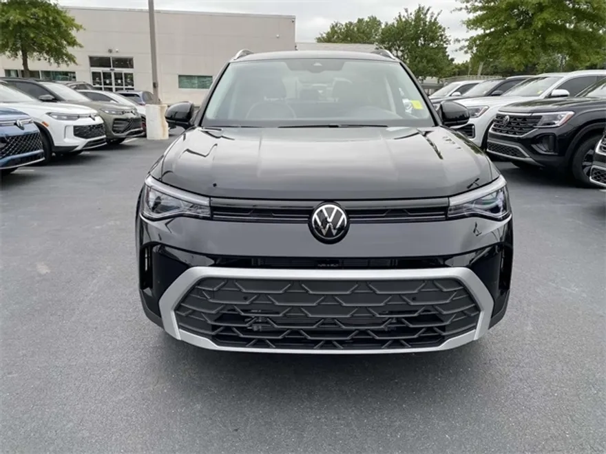 2025 Volkswagen Taos SE photo 1