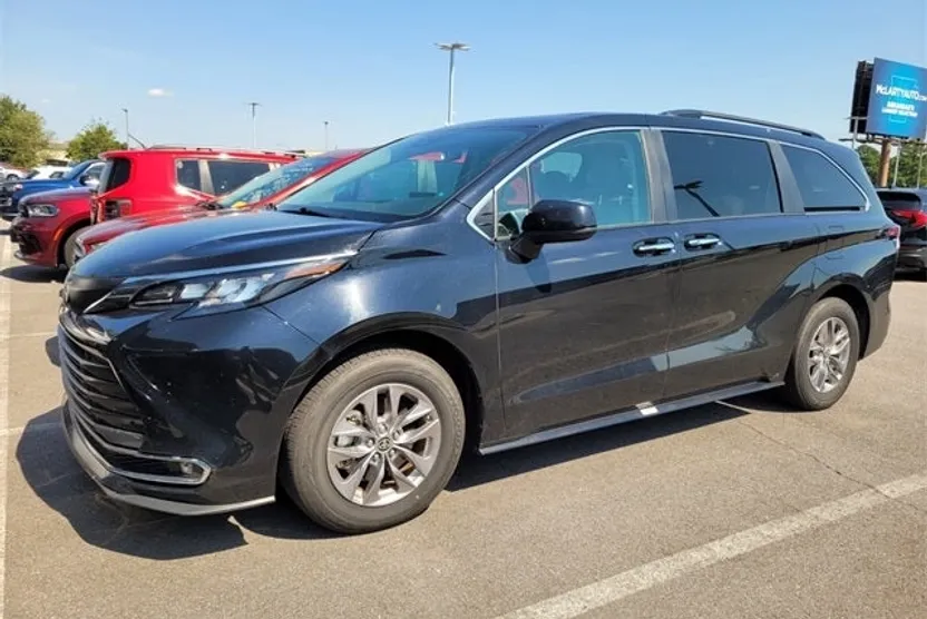 2024 Toyota Sienna XLE photo 1