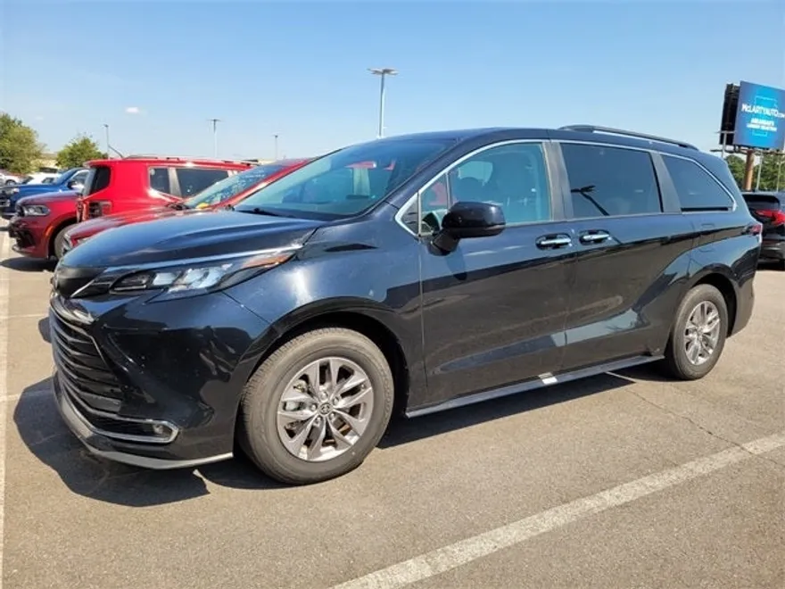 2024 Toyota Sienna XLE photo 1