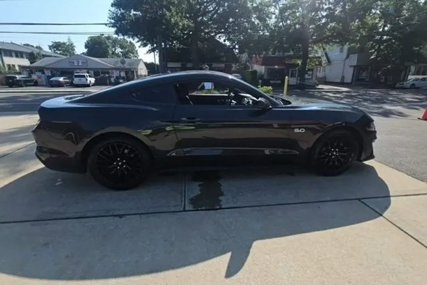 2022 Ford Mustang GT Premium photo 1