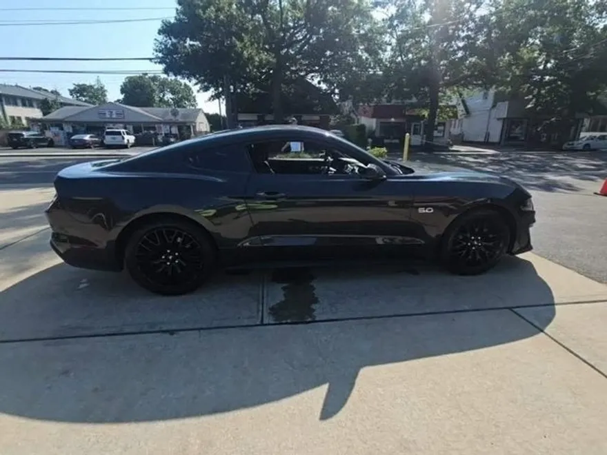 2022 Ford Mustang GT Premium photo 1