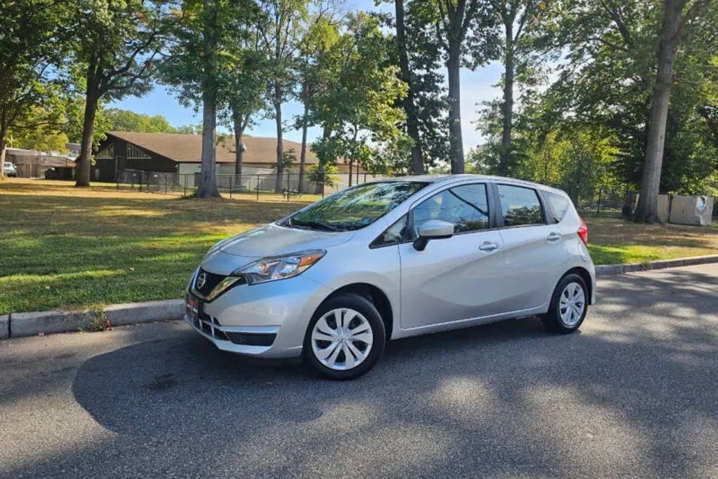 2017 Nissan Versa Note SV photo 1