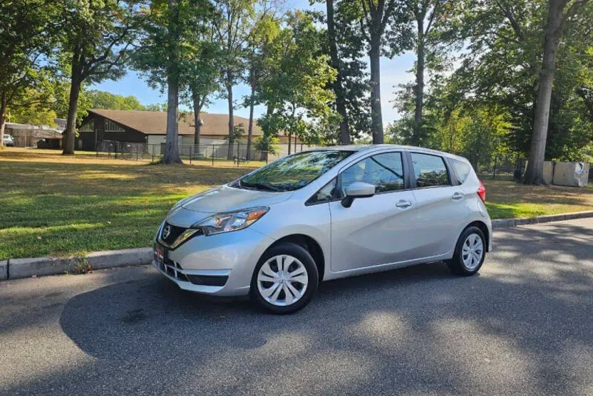 2017 Nissan Versa Note SV photo 1