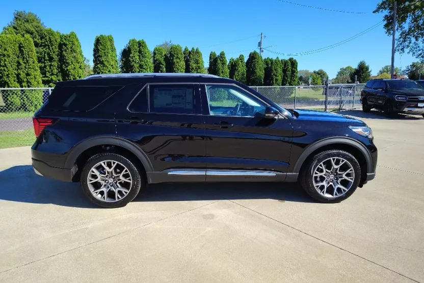2025 Ford Explorer Platinum photo 1