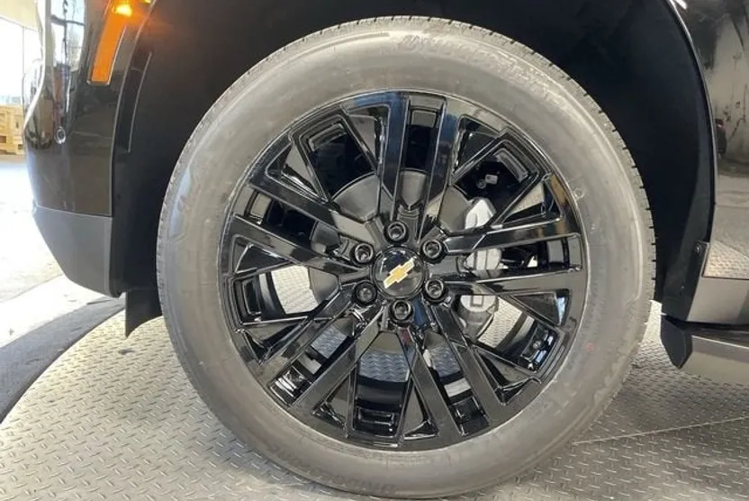 2025 Chevrolet Suburban Premier photo 1