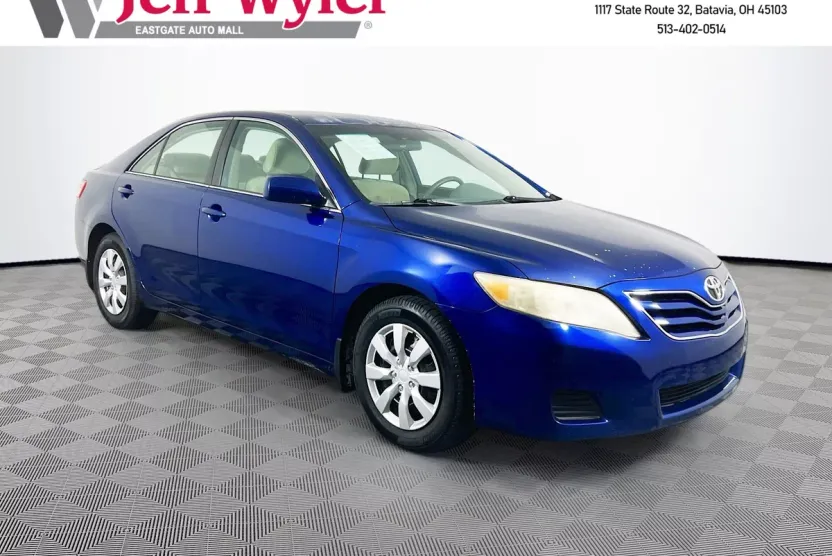2010 Toyota Camry LE photo 1