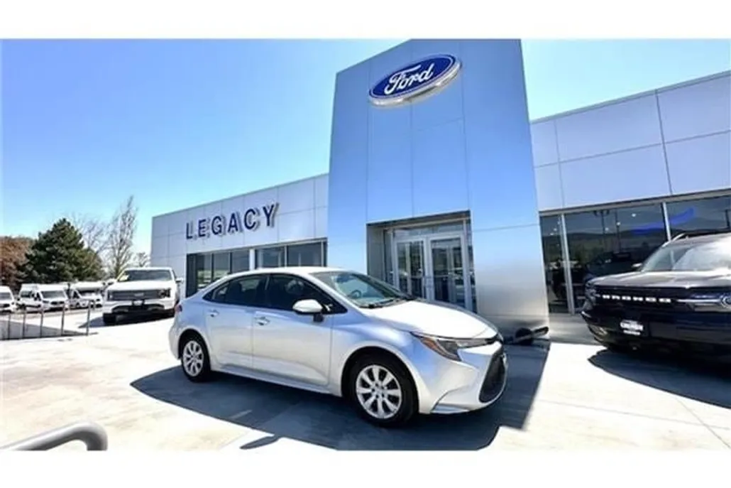 2020 Toyota Corolla LE photo 1