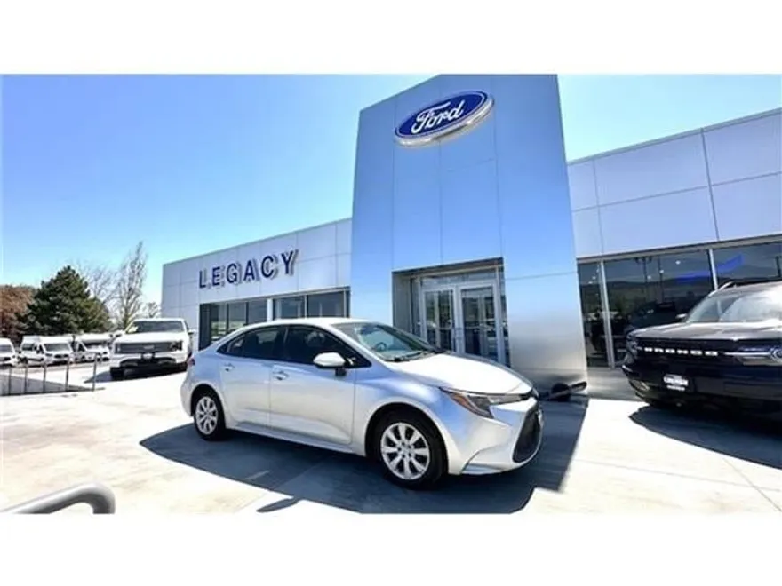 2020 Toyota Corolla LE photo 1